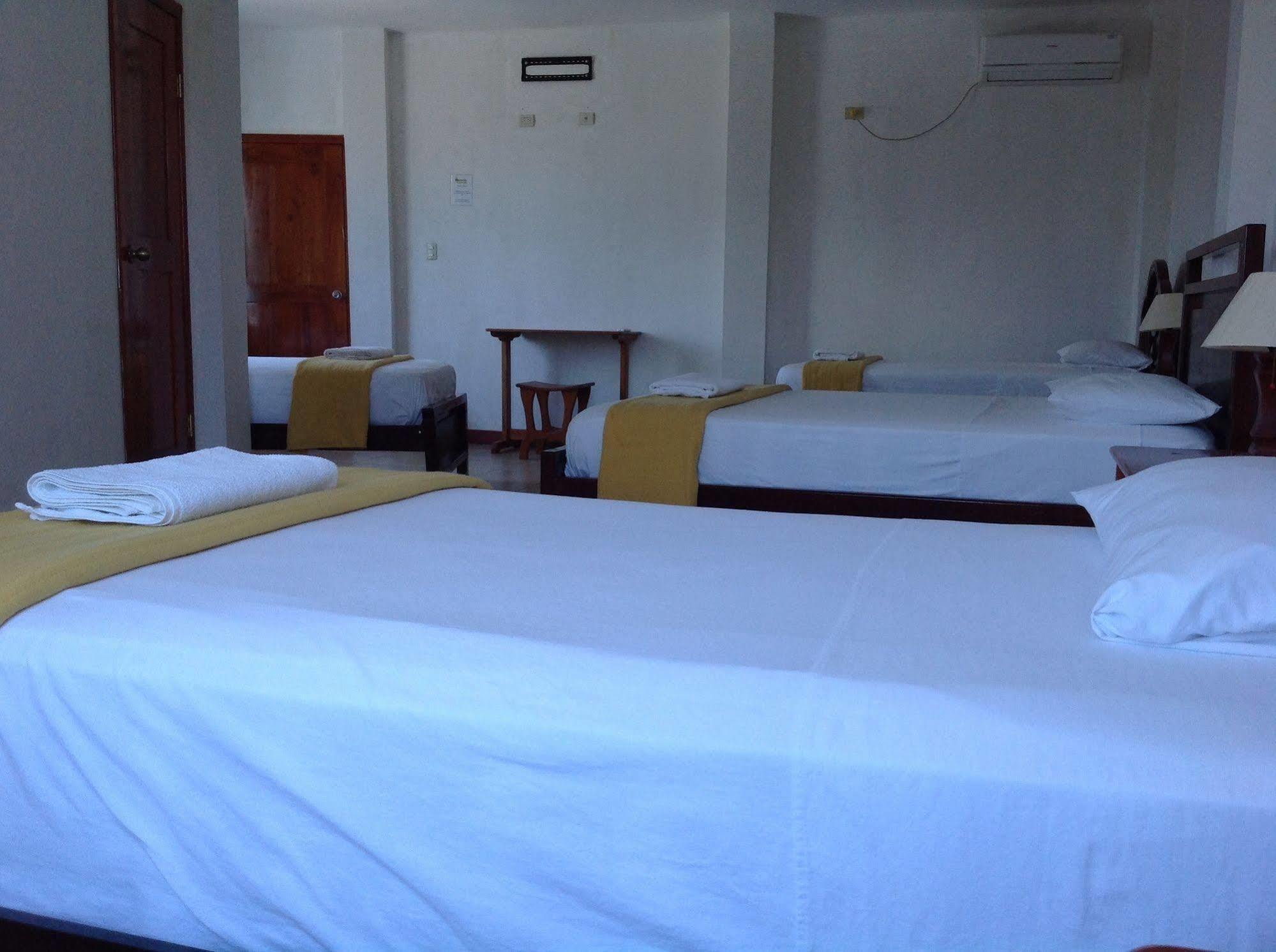 Gloria - Galapagos Inn Puerto Ayora  Ngoại thất bức ảnh