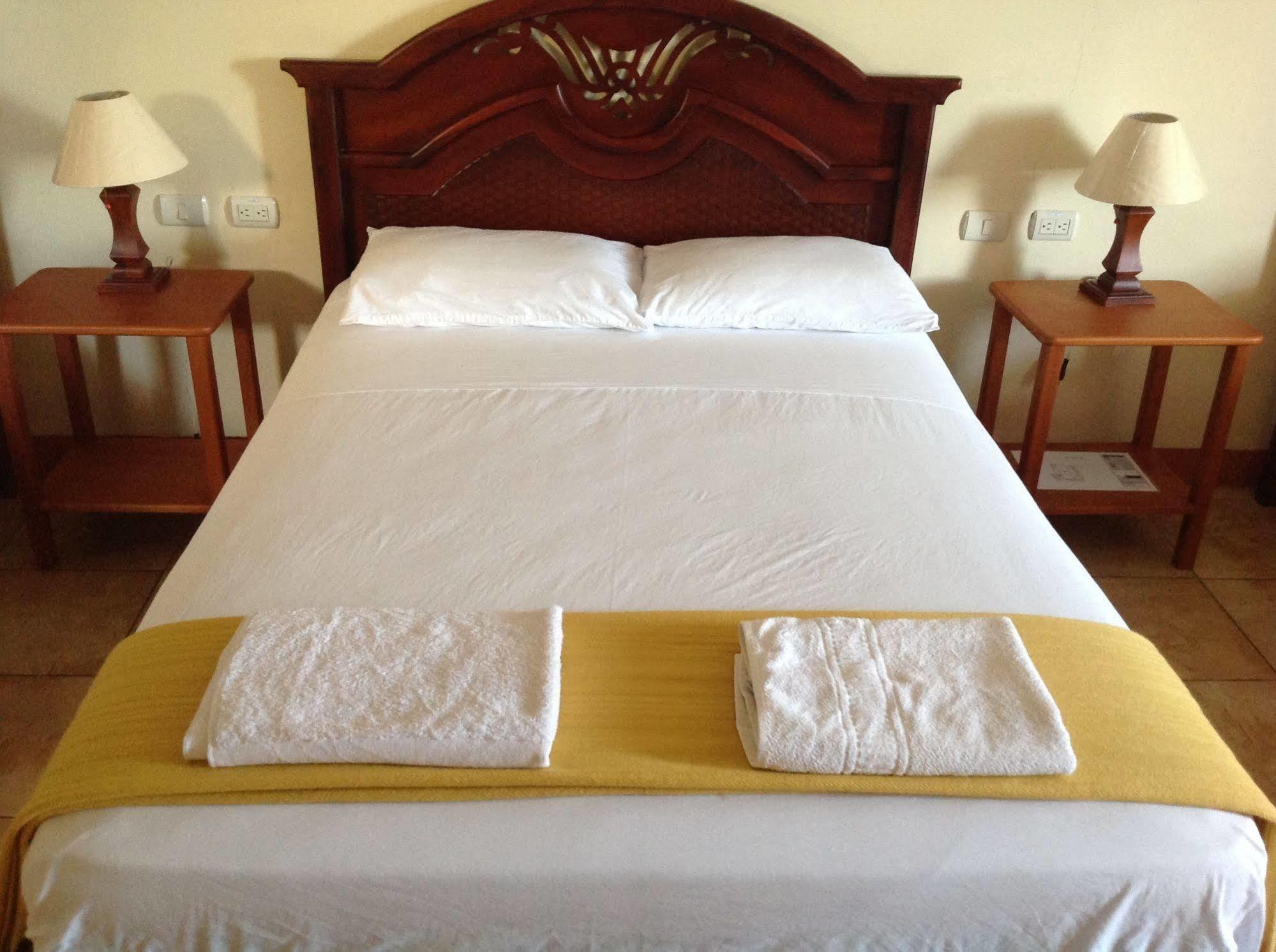 Gloria - Galapagos Inn Puerto Ayora  Ngoại thất bức ảnh