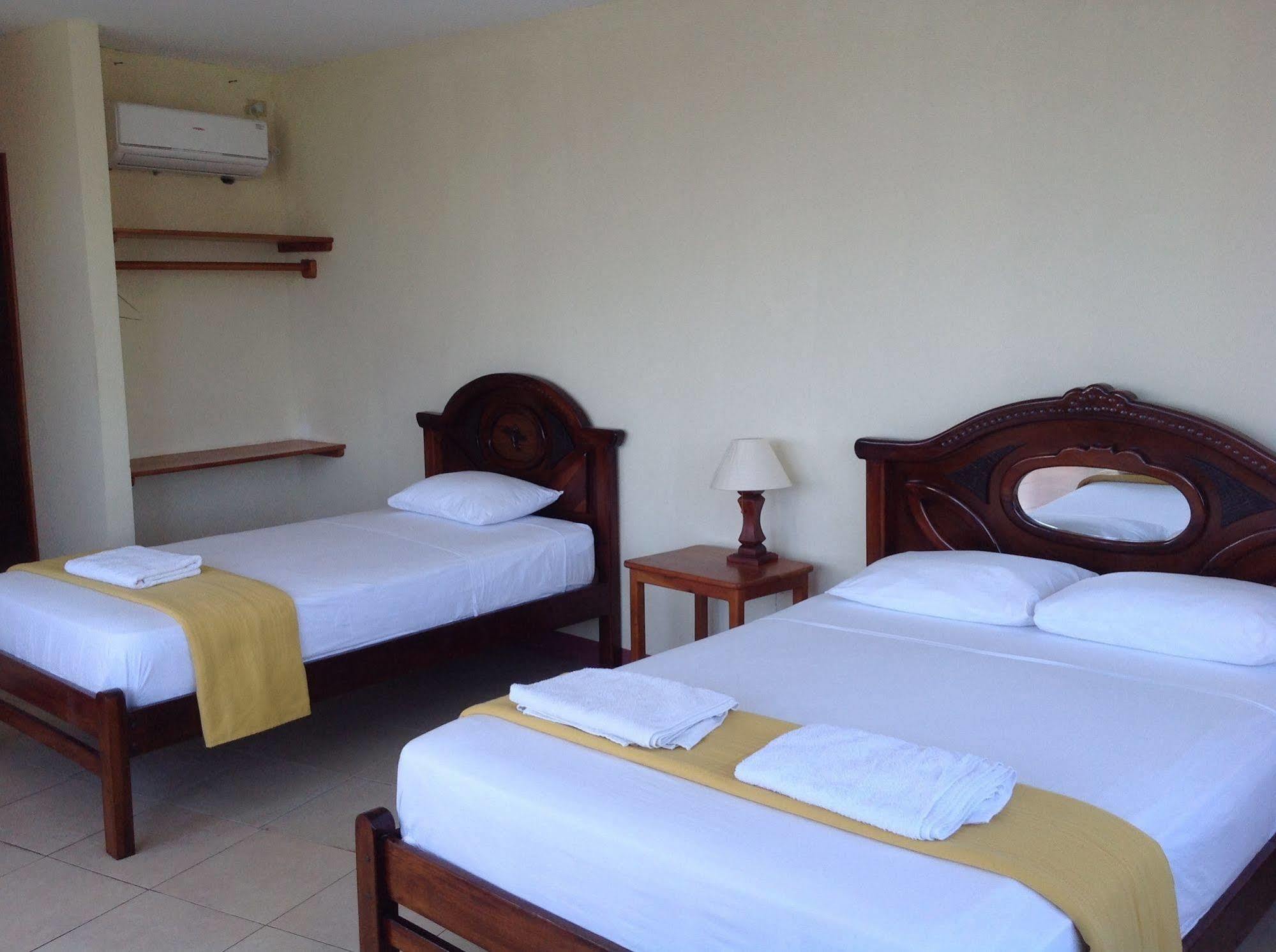 Gloria - Galapagos Inn Puerto Ayora  Ngoại thất bức ảnh